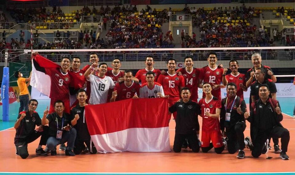 Timnas bola voli putra Indonesia berhasil mempertahankan gelar juara di SEA Games 2021 dengan mengalahkan Vietnam dengan skor 3-0 di Dai Yan Sports Arena, Quang Ninh Vietnam, Minggu, 22 Mei 2022 