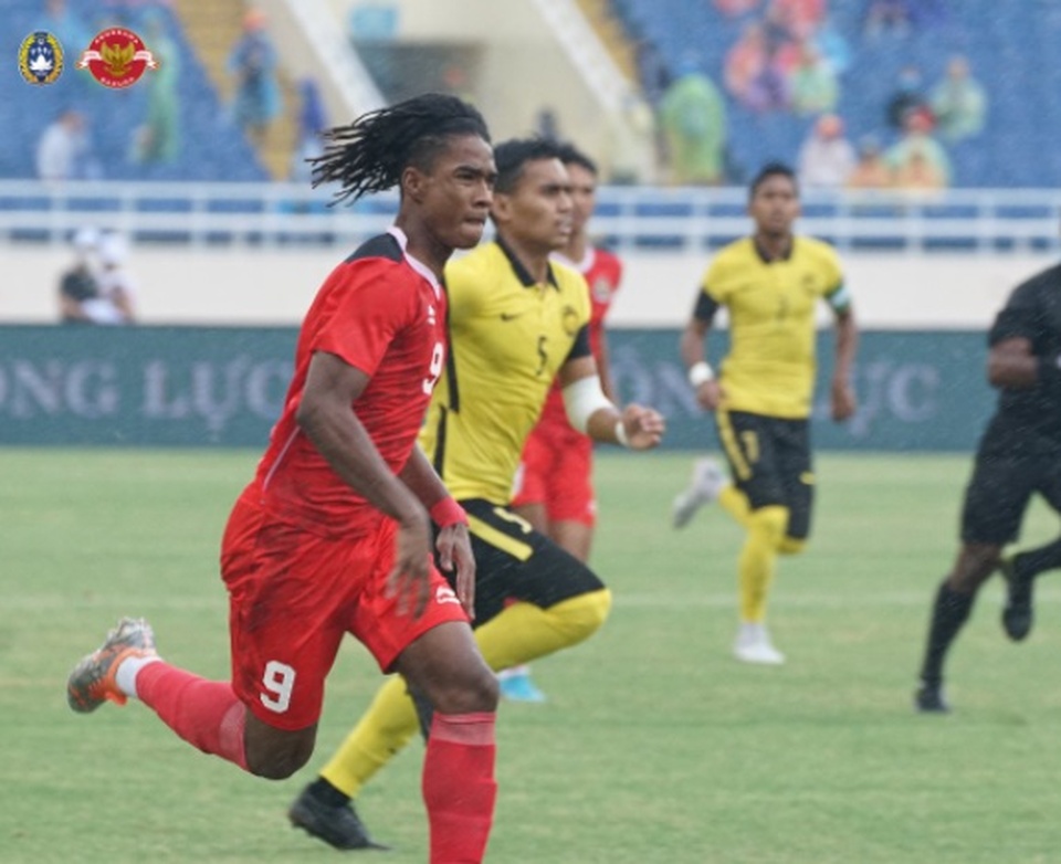 Striker Timnas U-23 Indonesia Ronaldo Kwateh menggiring bola menghadapi Malaysia di SEA Games 2021.