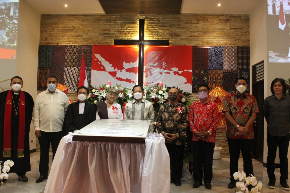 Mendagri Tito Karnavian didampingi Ketum PGI Pendeta Gomar Gultom, dan Ketua Panitian Renovasi Gereja GKI Bintaro Maruarar Sirait berfoto bersama seusai peresmian tersebut, Minggu, 22 Mei 2022.