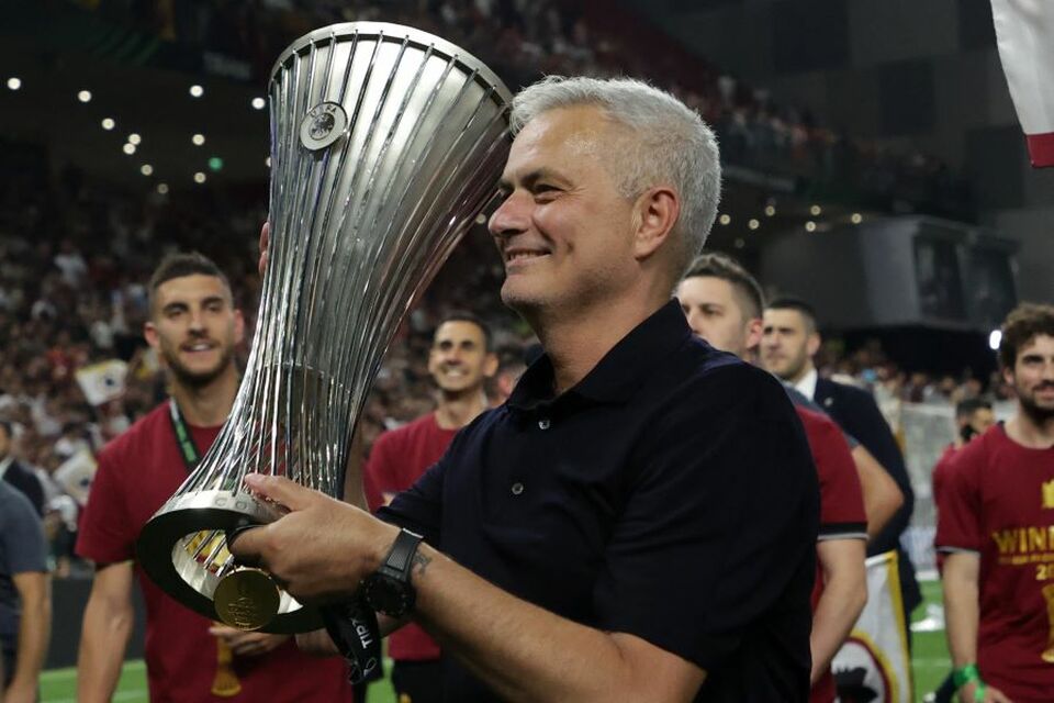 Pelatih AS Roma Jose Mourinho memegang trofi Liga Conference setelah mengalahkan Feyenoord 1-0 di Stadion Air Albania, Tirana, Rabu 25 Mei 2022.