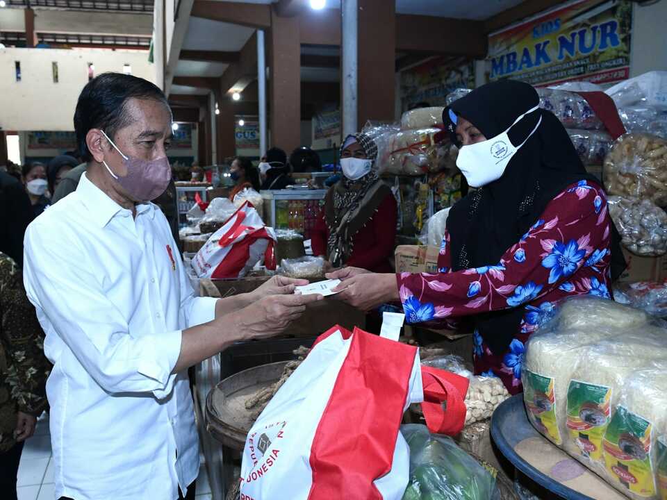 Jokowi Putuskan Alihkan Subsidi BBM Rp 24,17 T Ke 3 Jenis Bantuan Ini