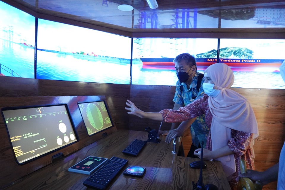 Alat simulasi kemudi kapal digital yang dibangun atas kerja sama BBPPMPV-BMTI dengan sejumlah SMK dan Perguruan Tinggi Vokasi diperkenalkan kepada publik foto. 