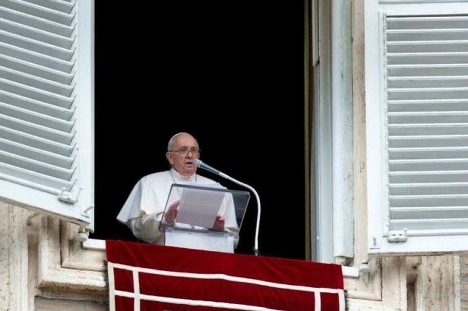 Paus Fransiskus memimpin doa di Lapangan Santo Petrus, Vatikan.