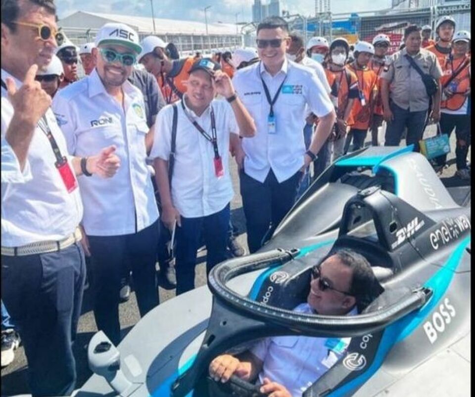 Gubernur DKI Jakarta Anies Baswedan duduk di kursi kemudi mobil Formula E di Sirkuit Ancol, Jakarta Utara, Rabu, 1 Juni 2022. 