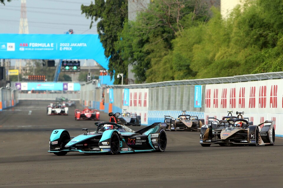 Para pembalap adu cepat pada balap mobil E-Prix 2022 di Jakarta International E-Prix Circuit (JIEC), Ancol, Jakarta, Sabtu, 4 Juni 2022. Allianz secara group menjadi Official Partner untuk ABB FIA Formula E World Championship.