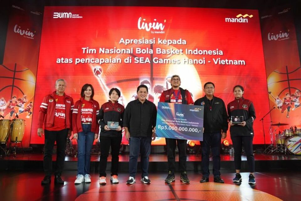 Pemberian bonus Rp 5 miliar dari Bank Mandiri untuk Tim Bola Basket Putra Indonesia yang sukses meraih medali emas di SEA Games Vietnam, Sabtu, 4 Juni 2022.