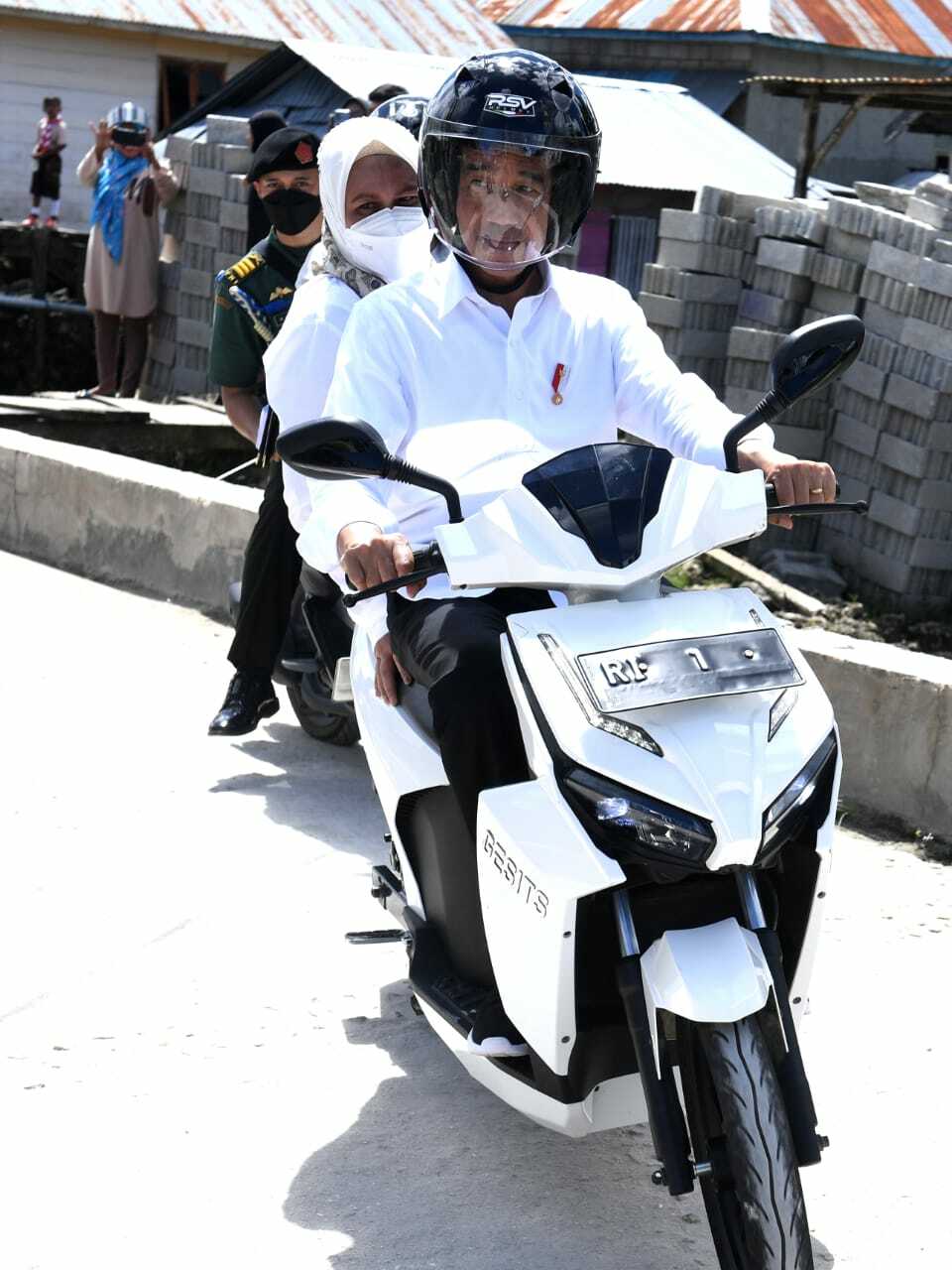 Jokowi Bonceng Iriana Naik Motor Listrik Blusukan Di Kampung Mola