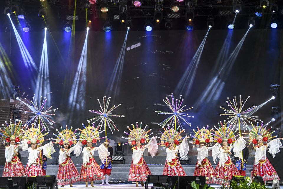 Sejumlah penari membawakan tarian Kembang Mayang saat pembukaan Pekan Raya Jakarta (Jakarta Fair) 2022 di JIExpo Kemayoran, Jakarta, Kamis, 9 Juni 2022.