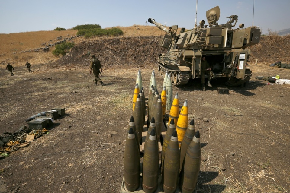 Peluru artileri disusun di samping senjata artileri self-propelled Israel di dekat perbatasan Lebanon.