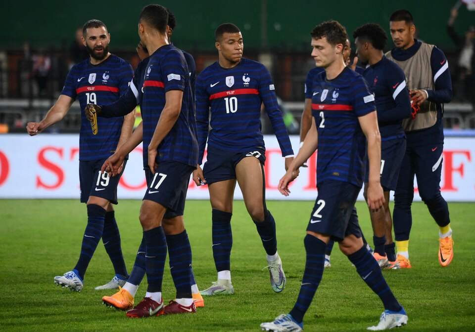 Para pemain Prancis terlihat lesu setelah hanya bermain imbang melawan Austria, dalam lanjutan UEFA Nations League, Jumat, 10 Juni 2022. 