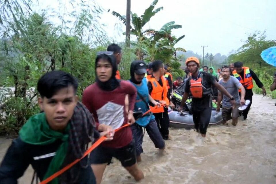 Tim SAR gabungan dari Basarnas, TNI dan Polri serta BPBD mengevakuasi warga yang terjebak banjir di Lingkungan Sese, Kelurahan Rangas, Kecamatan Simboro, Kabupaten Mamuju, Minggu, 12 Juni 2022.