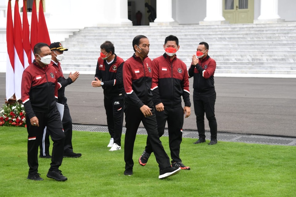 Presiden Joko Widodo (Jokowi) memberikan bonus kepada atlet peraih medali SEA Games Vietnam di Istana Merdeka, Kompleks Istana Kepresidenan Jakarta, Senin, 13 Juni 2022.