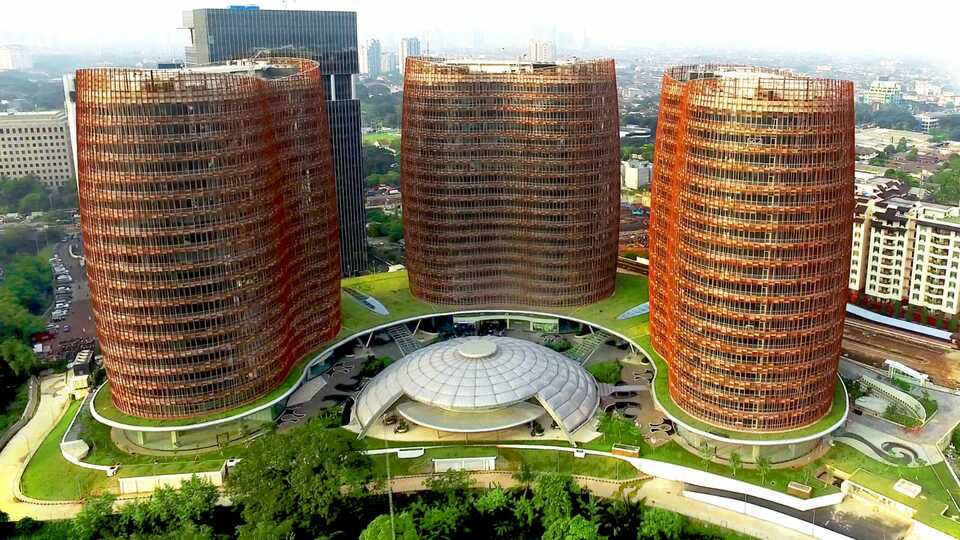South Quarter, perkantoran terpadu yang dikembangkan oleh PT Intiland Development Tbk (Intiland) bersama lembaga investasi GIC Singapura, dinobatkan sebagai salah satu perkantoran terbaik di dunia, pada ajang kompetisi FIABCI World Prix d’Excellence Awards 2022.