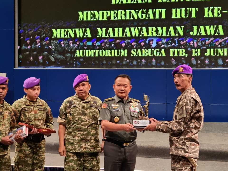 Kepala Staf TNI Angkatan Darat (Kasad) Jenderal Dudung Abdurachman menerima cendera mata seusai memberikan kuliah umum dalam rangka peringatan HUT ke-63 Menwa Mahawarman Jawa Barat di Gedung Sabuga ITB, Senin, 13 Juni 2022.