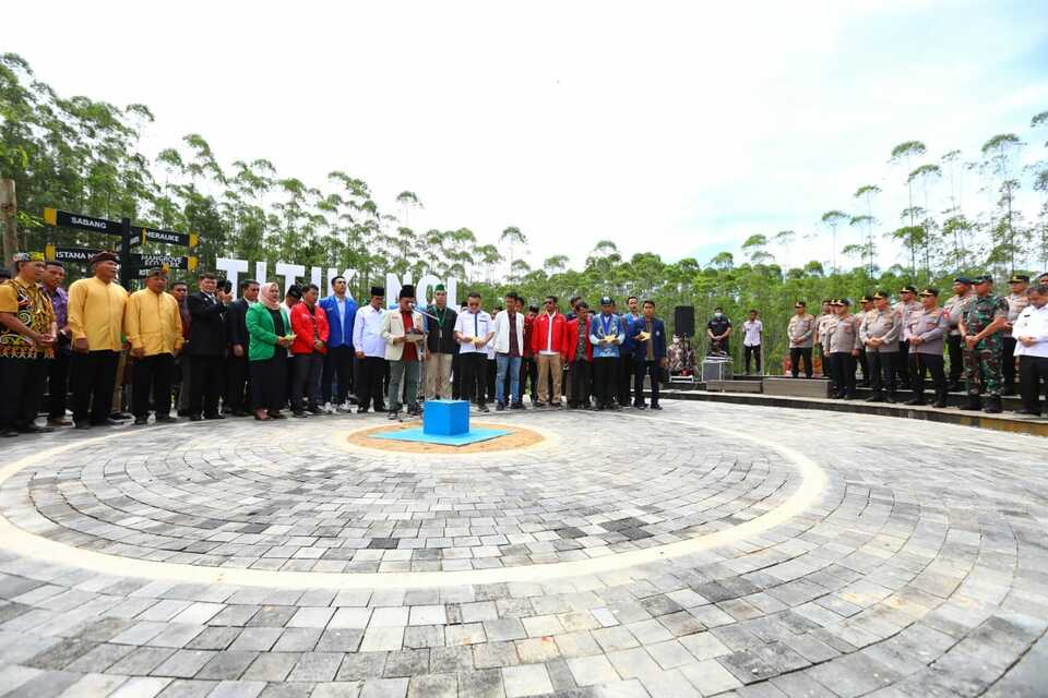 Ketum PP Pemuda Muhammadiyah Sunanto membacakan ikrar organisasi kepemudaan, mahasiswa, dan elemen buruh untuk mendukung dan mengawal pembangunan Ibu Kota Nusantara (IKN) sampai tuntas, di titik nol IKN, Penajam Paser Utara, Jumat, 17 Juni 2022.