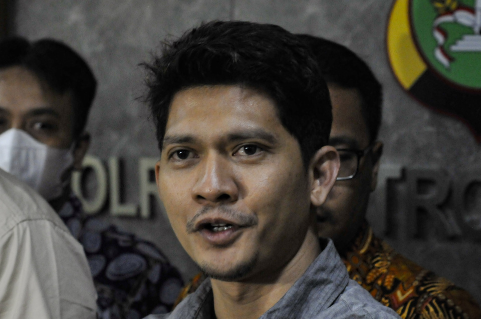 Aktor Iko Uwais menjawab pertanyaan wartawan seusai menjalani pemeriksaan di Polres Metro Bekasi Kota, Jawa Barat, Jumat, 17 Juni 2022.