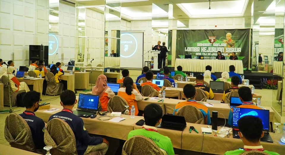 Sejumlah peserta mengikuti lomba kejuruan siswa SMK TKJ se-Jawa Timur yang dihelat oleh Sahabat Ganjar.