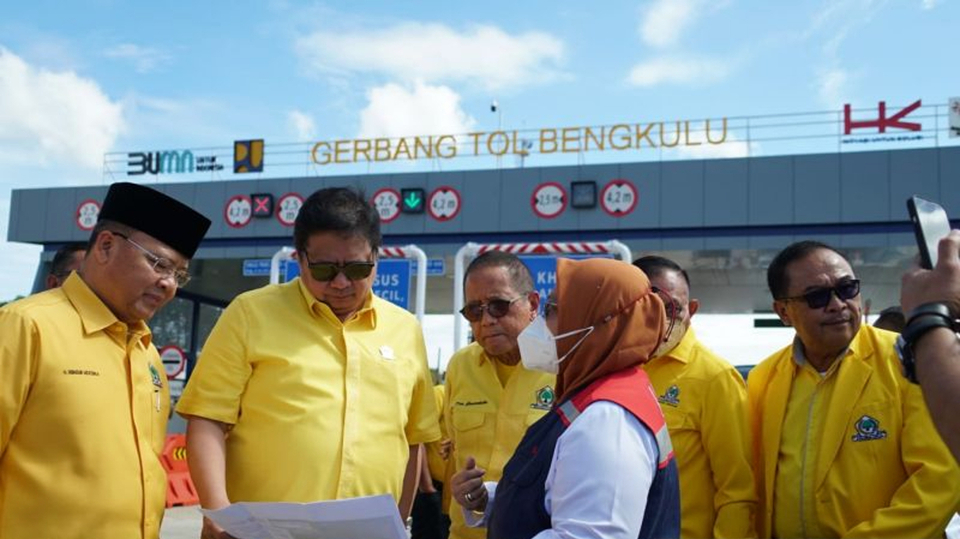 Menteri Koordinator Bidang Perekonomian Indonesia, Airlangga Hartanto saat memantau pembangunan tol Bengkulu tahap pertama. 