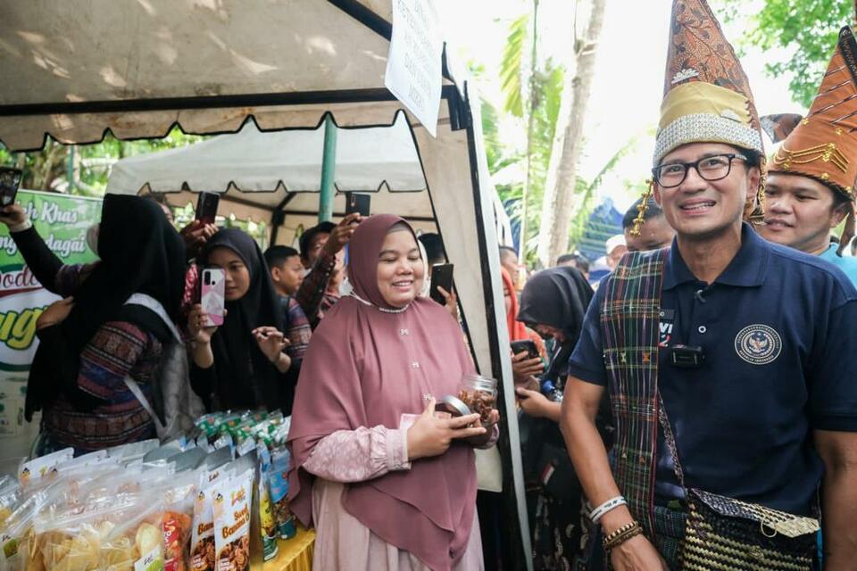 Menteri Pariwisata dan Ekonomi Kreatif (Menparekraf), Sandiaga Salahuddin Uno saat mengunjungi Desa Wisata Buluh Duri di Kecamatan Sipispis, Kabupaten Serdang Bedagai (Sergai), Sumatera Utara (Sumut) yang masuk dalam daftar Anugerah Desa Wisata Indonesia (ADWI) 2022.