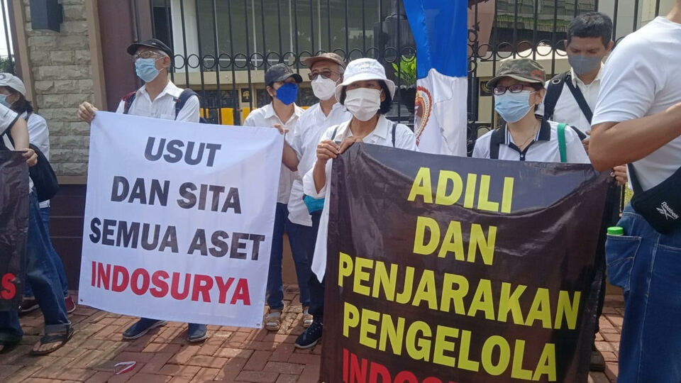 Korban kasus penipuan investasi dana nasabah Koperasi Simpan Pinjam (KSP) Indosurya melakukan aksi unjuk rasa di depan Museum Polri, Mabes Polri, Jakarta Selatan, Selasa, 28 Juni 2022.