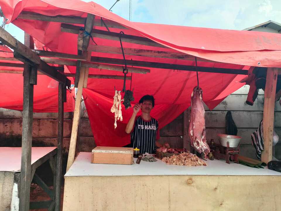Salah satu pedagang daging sapi di Pasar Anyar, Kota Bogor, Selasa (28/6/2022) yang mengaku sulit mendapatkan pembeli daging sapi sejak adanya wabah Penyakit Mulut dan Kuku (PMK).