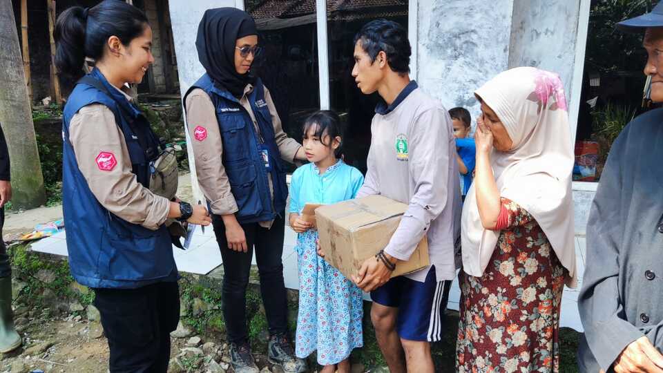 Tim Jabar Quick Response (JQR) mendistribusikan bantuan dari Gubernur Ridwan Kamil kepada kelurga korban bencana di Kabupaten Bogor, Jumat, 1 Juli 2022.