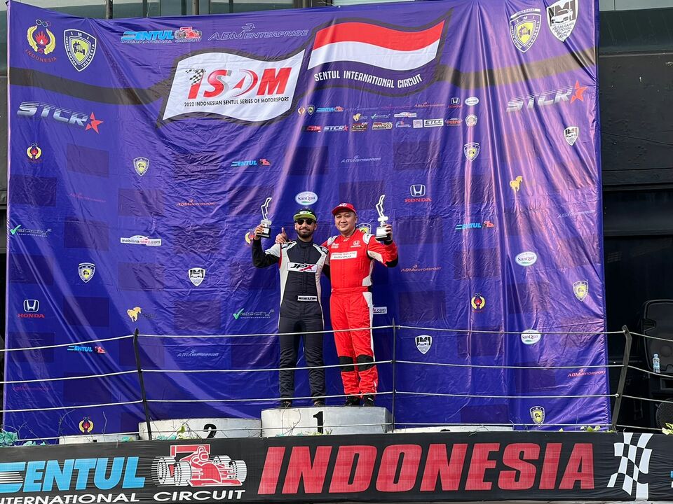 Pembalap Tim Honda Racing Indonesia, Alvin Bahar (kanan) di podium juara kelas Kejurnas STCR 3600.