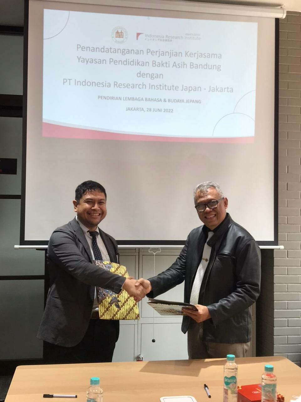 PT Indonesia Research Institute Japan-Jakarta dan Yayasan Bakti Asih Bandung menandatangangi kerja sama mendirikan lembaga pelatihan kerja ke Jepang.