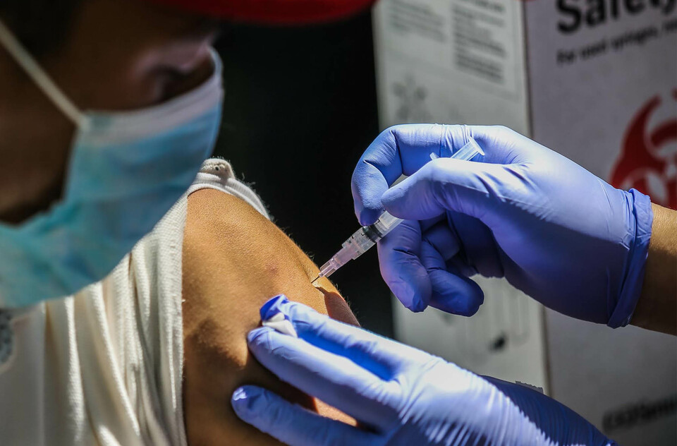 Petugas kesehatan menyuntikkan vaksin booster Covid-19 kepada warga di Taman Suropati, Jakarta, Selasa, 5 Juli 2022.