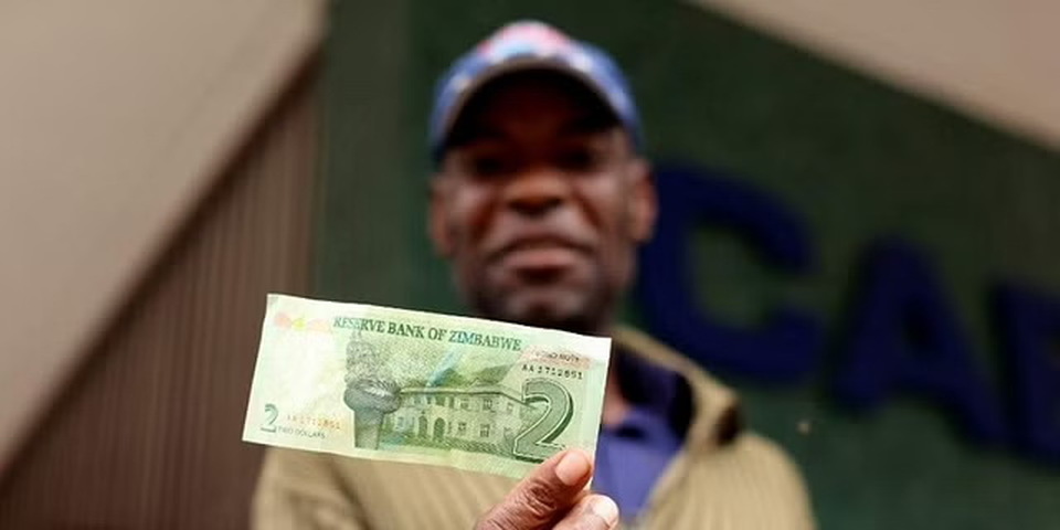 Mata uang dolar Zimbabwe mengalami penurunan nilai karena Zimbabwe masih dilanda hiperinflasi hingga 192 persen pada Juni 2022. 