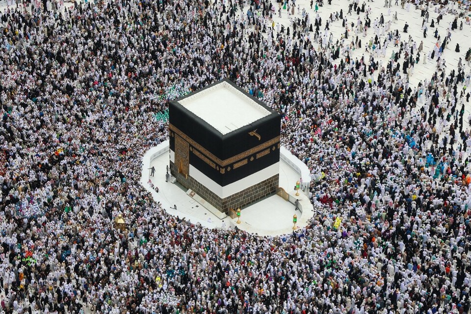 Jemaah melakukan tawaf perpisahan (mengelilingi) Kabah di kota suci Mekah Arab Saudi pada 11 Juli 2022, yang menandai akhir haji tahun ini.
