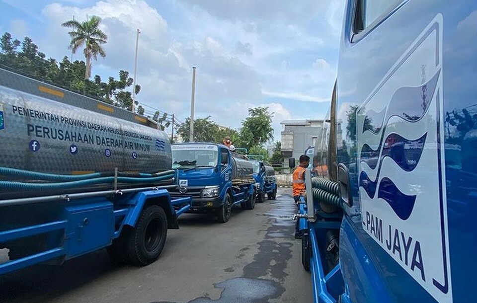 Armada mobil tanki air bersih milik PAM Jaya untuk memenuhi kebutuhan air wudhu pada salat Idulfitri 1443 Hijriah di area parkir Jakarta International Stadium (JIS), Jakarta, Jumat 29 April 2022. 