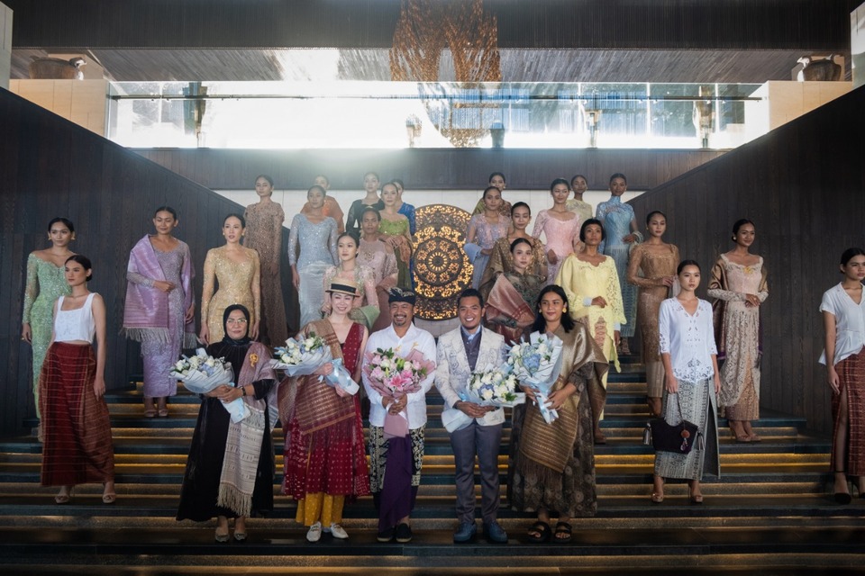 Desainer Torang Sitorus berkolaborasi dengan The Apurva Kempinski Bali, menampilkan koleksi terbarunya dalam gelaran fashion show bertajuk 