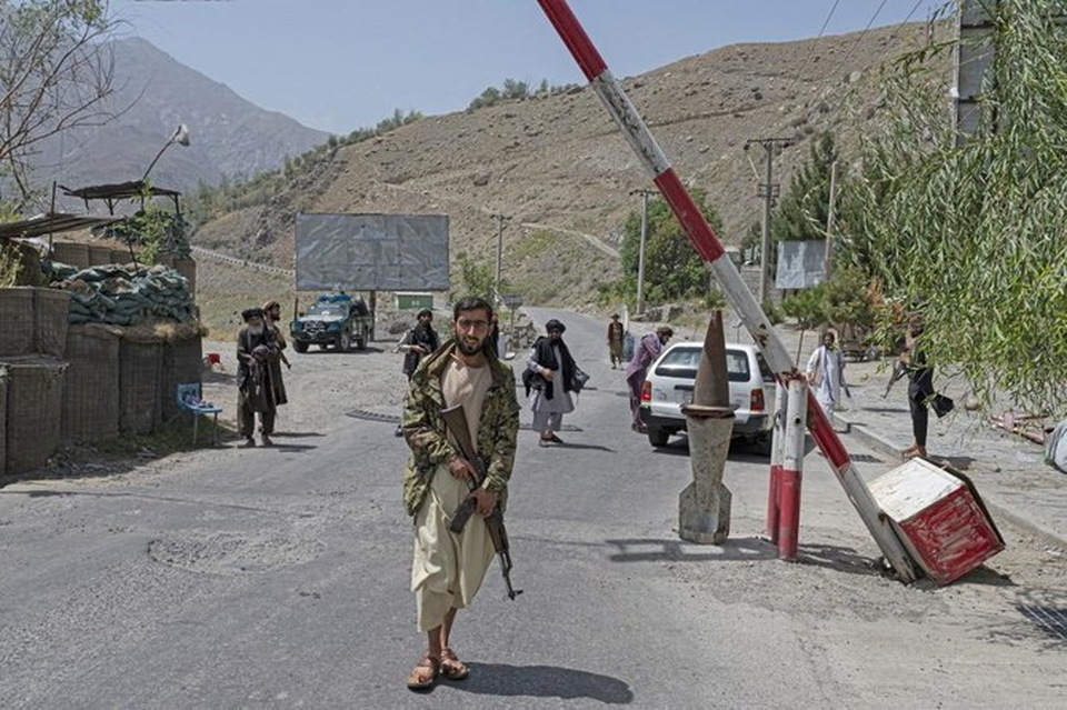 Tentara Taliban berjaga-jaga.