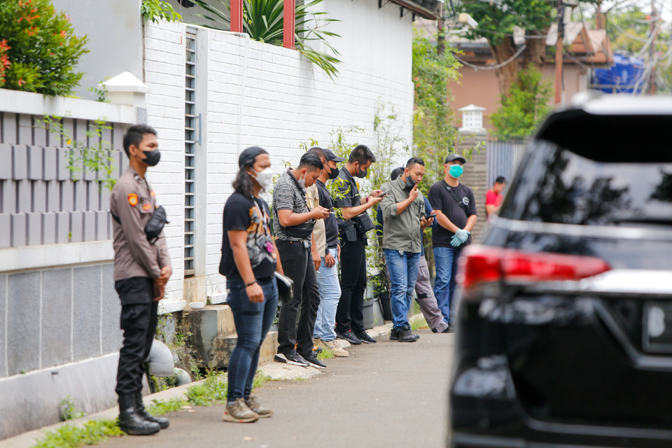 Suasana Polisi menggelar prarekonstruksi di rumah dinas Irjen Ferdy Sambo di Kompleks Polri Duren Tiga, Jakarta Selatan, Sabtu, 23 Juli 2022.