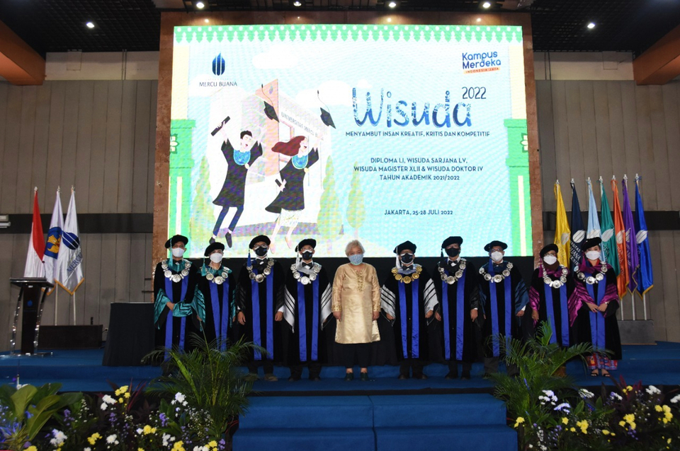 Wisuda Diploma LI, Sarjana LV, Magister XLII & Doktor IV, Periode III tahun Akademik 2021/2022 Universitas Mercu Buana (UMB) pada 25 sampai 28 Juli 2022 di Auditorium Rektorat Kampus Meruya, Jakarta Barat.