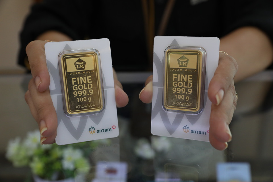 Harga emas batangan PT Aneka Tambang (Persero) Tbk terpantau dibanderol Rp 978.000 per gram pada hari ini, Kamis, 28 Juli 2022.