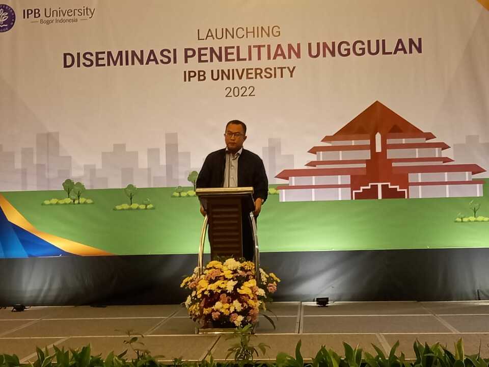 Rektor IPB University Arif Satria saat melakukan peluncuran padi varietas baru 9G di IPB Convention Centre, Kota Bogor, Jumat 29 Juli 2022