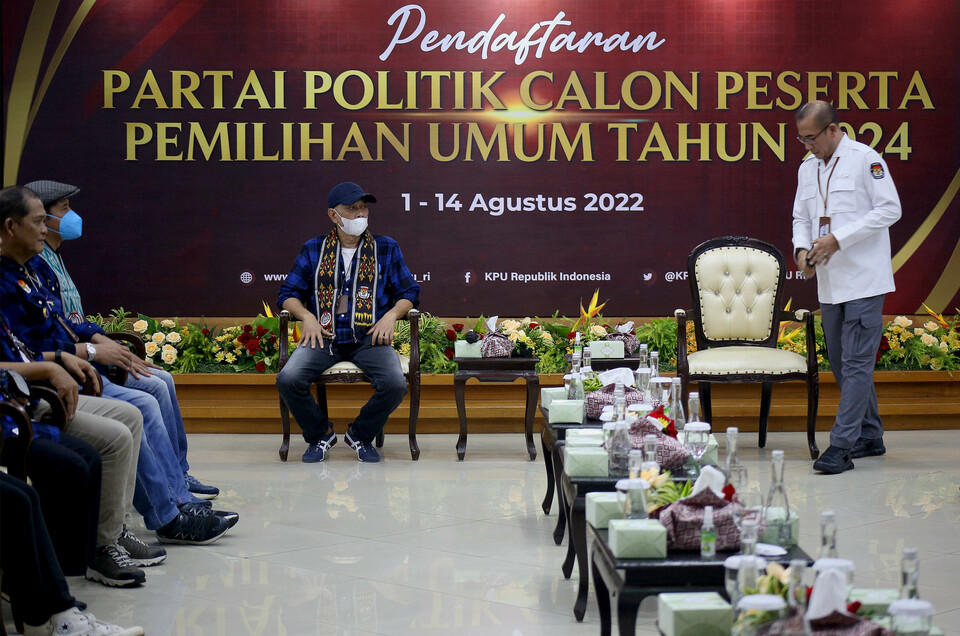 Ketua Komisi Pemilihan Umum (KPU) Hasyim Asy'ari (kanan) bersama Ketua Umum Partai Rakyat Adil Makmur (Prima) Agus Jabo Priyono (kiri) saat Pendaftaran Partai Politik Calon Peserta Pemilu tahun 2024 di Kantor KPU, Jakarta, Senin 1 Agustus 2022.