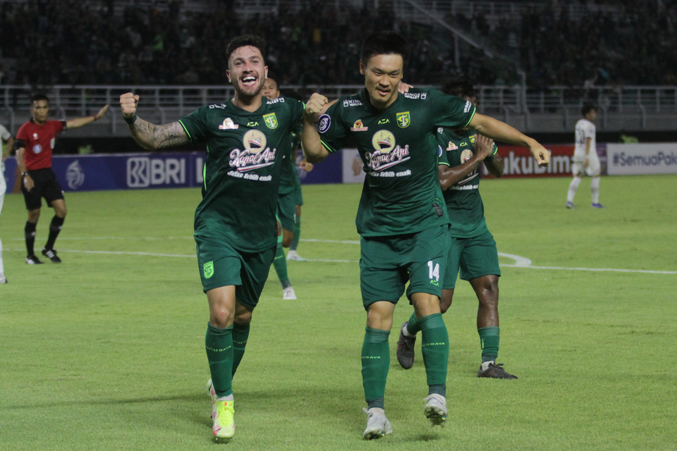 Pemain Persebaya Sho Yamamoto (kanan) melakukan selebrasi bersama rekannya Higor Felipe Vidal (kiri) usai mencetak gol ke gawang Persita dalam pertandingan Liga 1 di Stadion Gelora Bung Tomo, Surabaya, Jawa Timur, Senin, 1 Agustus 2022. Persebaya menang atas Persita 2-0.