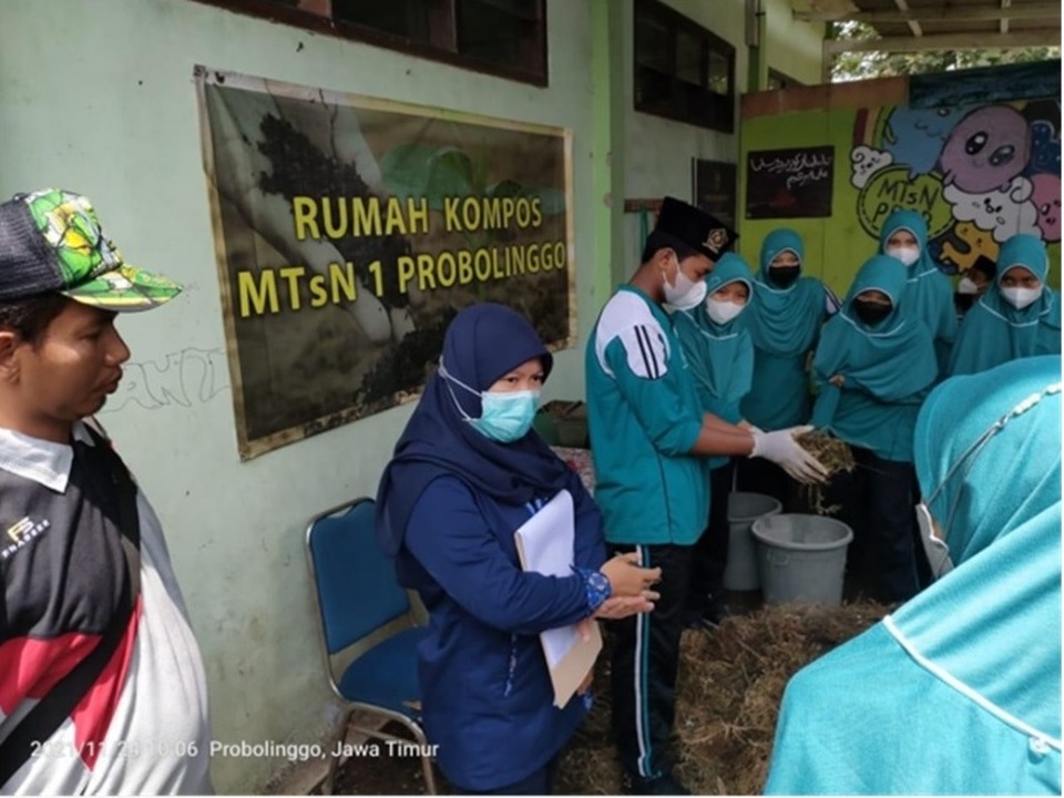 Program Sekolah Sehat dari kolaborasi PT Paiton Energy dan POMI untuk mendukung Gerakan Sekolah Sehat Unit Kesehatan Sekolah (UKS) sedang dilaksanakan di Madrasah Tsanawiyah Negeri (MTsN) 1 Probolinggo, Kabupaten Probolinggo, Jawa Timur. 