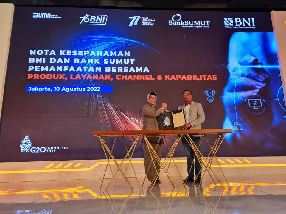 Wakil Direktur Utama BNI Adi Sulistyowati (kiri) dan Direktur Utama Bank Sumut Rahmat Fadillah Pohan (kanan) usai menandatangani Nota Kesepahaman (MoU) tentang Program Orange Synergy di Menara BNI Pejompongan Jakarta, 10 Agustus 2022.