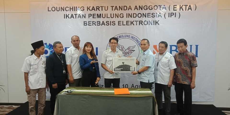 Direktur Peruri Smart Card, Junaedi (kanan) menyerahkan mockeup e-KTA Ikatan Pemulung Indonesia (IPI) kepada Ketua Umum IPI, Prispolly Lengkong (kiri).