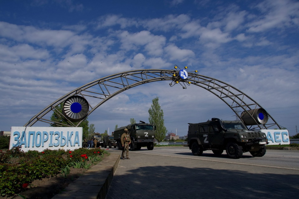 Kendaraan militer Rusia melewati gerbang Pembangkit Listrik Tenaga Nuklir Zaporizhzhia di Energodar, Ukraina pada 1 Mei 2022.