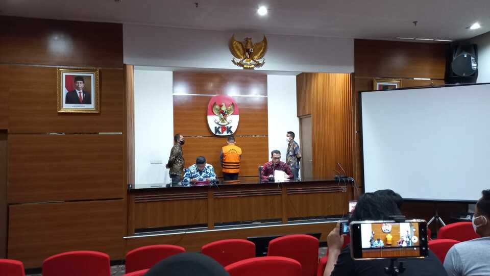 Konferensi pers penahanan kasus dugaan suap terkait pengurusan dana perimbangan pada APBN-P 2017 dan APBN 2018 di Gedung Merah Putih KPK, Jakarta, Jumat 12 Agustus 2022