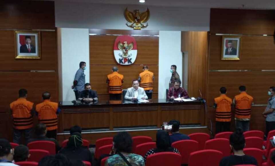Ketua KPK, Firli Bahuri memberikan keterangan pers terkait operasi tangkap tangan (OTT) Bupati Pemalang, Mukti Agung Wibowo, di Gedung Merah Putih KPK, Jakarta, Jumat, 12 Agustus 2022.