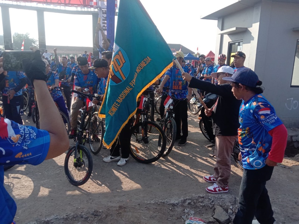Ribuan masyarakat Kecamatan Teluknaga, Kabupaten Tangerang menyambut Hari Kemerdekaan ke-77 Indonesia dengan menggelar sepeda santai, Sabtu 13 Agustus 2022.