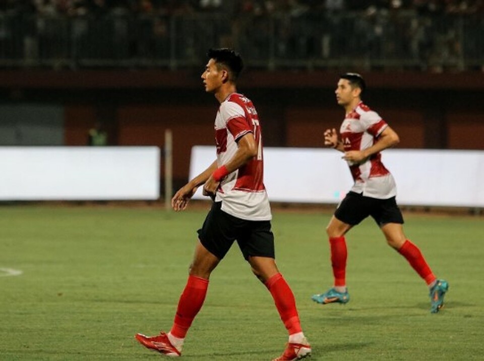 Gelandang Madura United, Esteban Vizcarra (kanan).