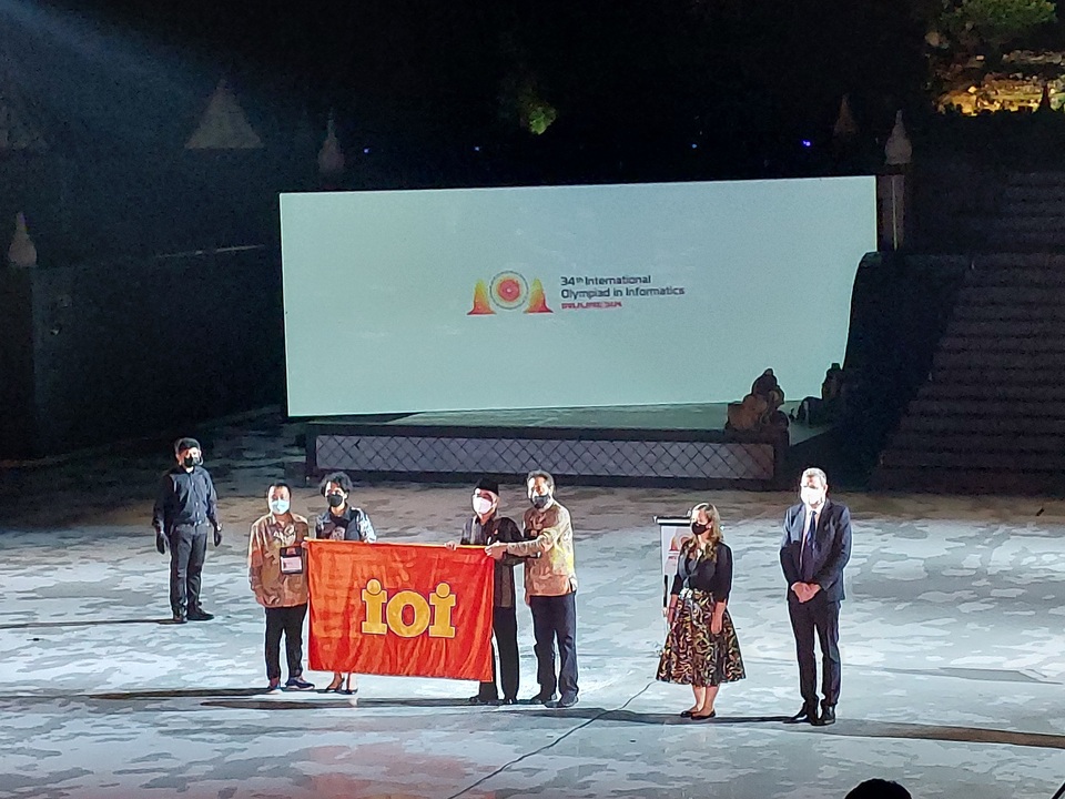 Pemerintah Indonesia menyerahkan bendera secara estafet penyelenggaraan International Olympiad in Informatics (IOI) ke-35 tahun 2023 kepada Hungaria pada acara penutupan IOI ke-34 di Kawasan Candi Prambanan, Yogyakarta, Minggu 14 Agustus 2022 malam.