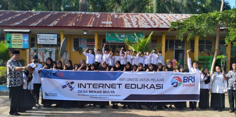 Pikir Institute menyediakan fasilitas internet gratis untuk sekolah-sekolah di desa terpencil dan terbelakang.
